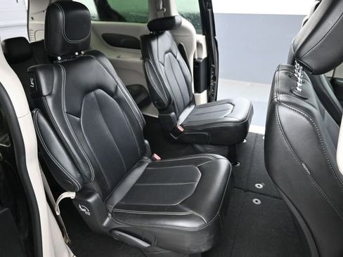 Used 2024 Chrysler Pacifica Touring-L image 10