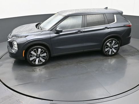 Used 2025 Mitsubishi Outlander SE image 40