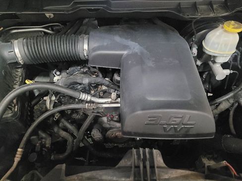 Used 2018 RAM 1500 Classic SLT AWD/4WD image 30