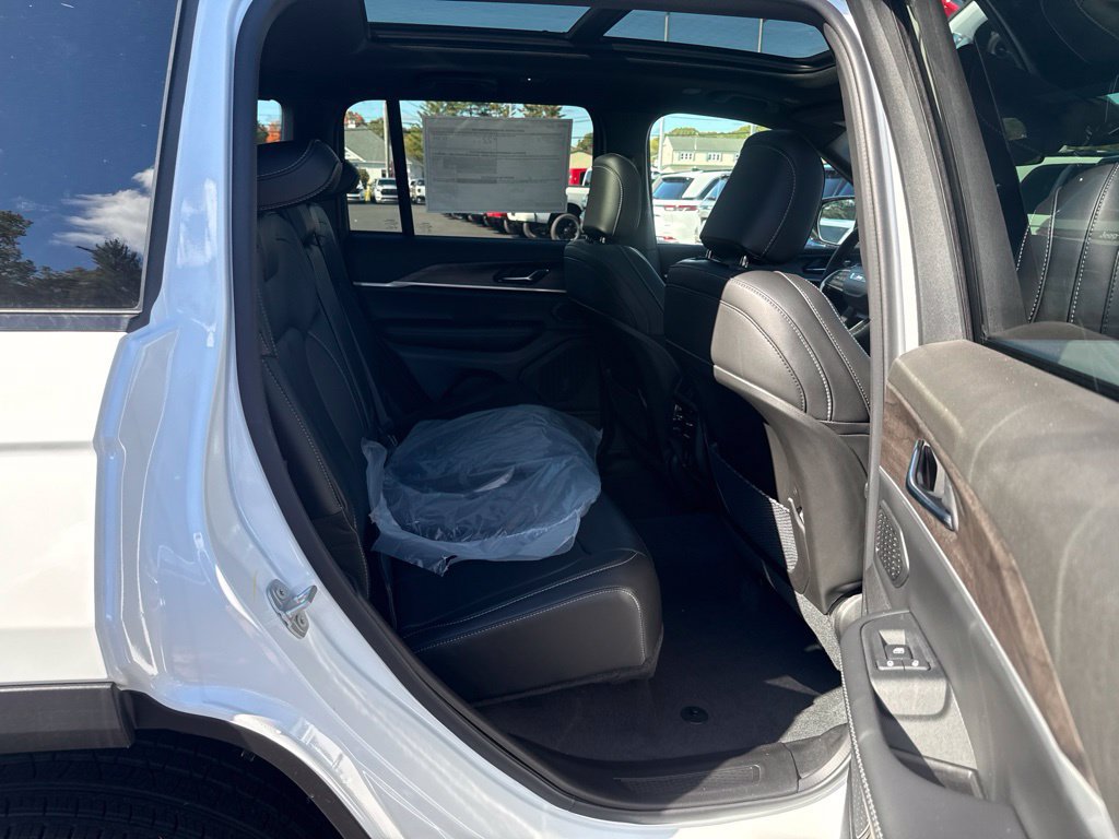New 2027 Jeep Grand Cherokee Limited AWD/4WD image 25