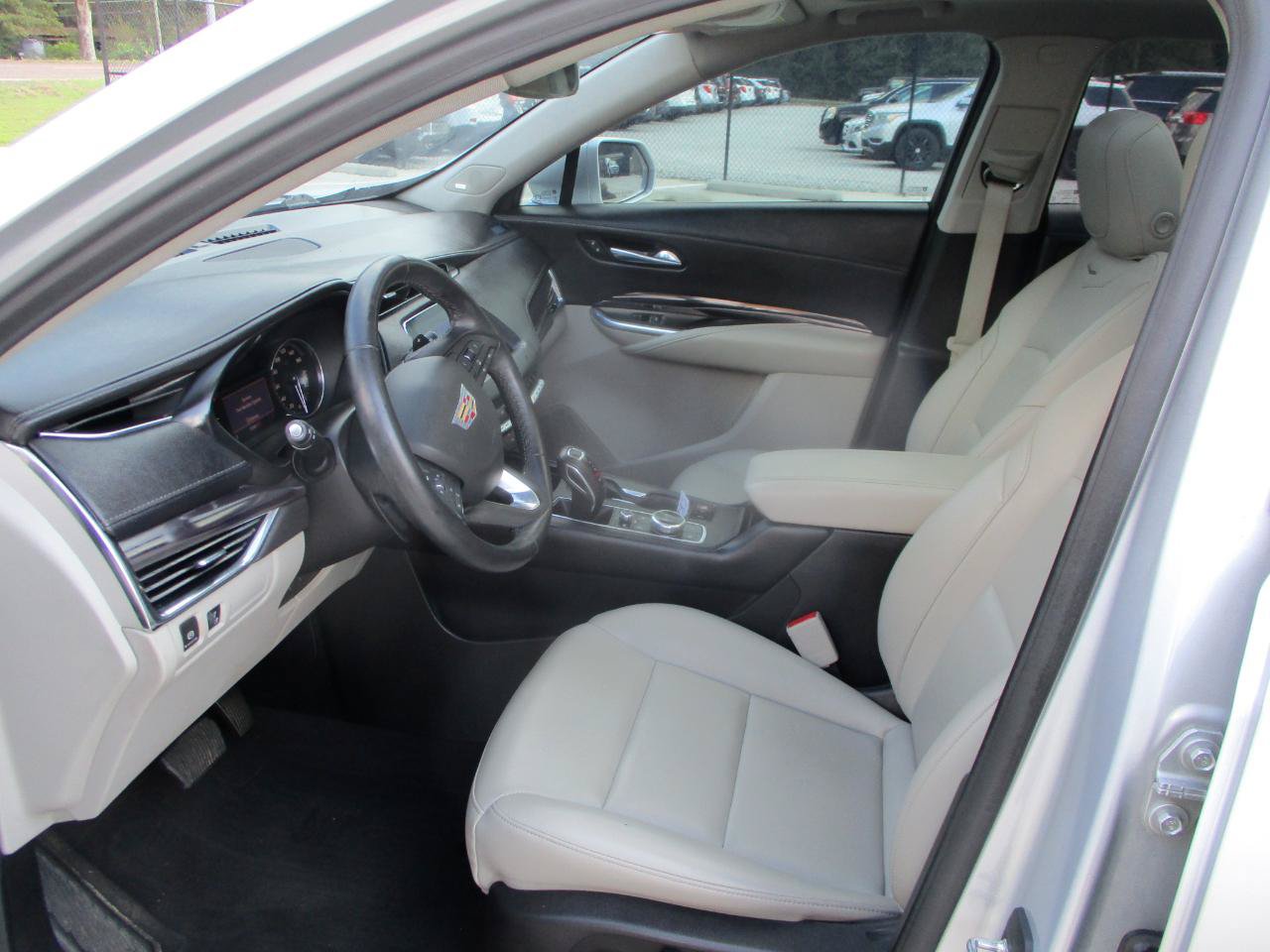 Used 2019 Cadillac XT4 Luxury FWD image 14