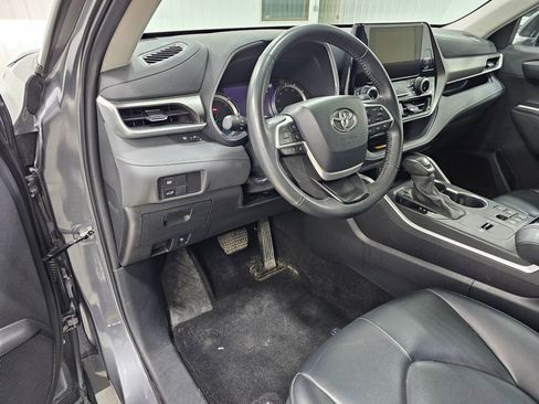 Used 2024 Toyota Highlander XLE AWD/4WD image 29