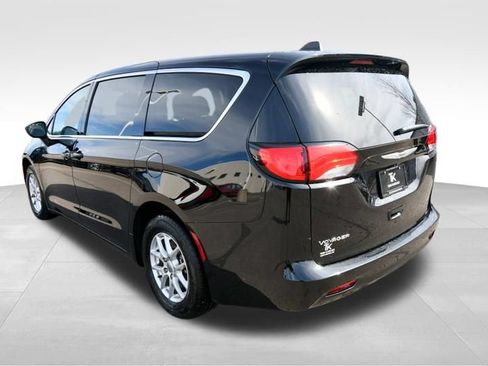 Used 2024 Chrysler Voyager LX FWD image 5