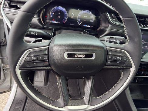 Used 2025 Jeep Grand Cherokee Altitude AWD/4WD image 15