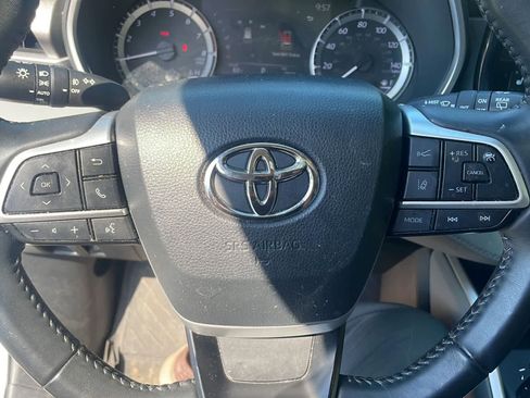 Used 2023 Toyota Highlander XLE AWD/4WD image 16