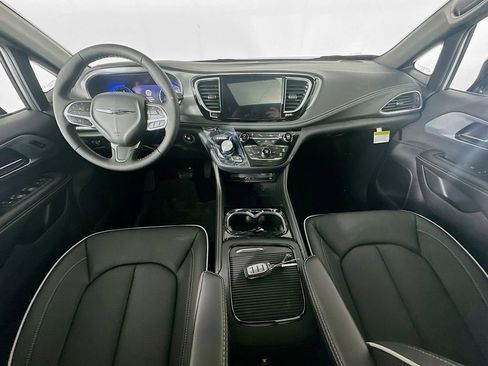 New 2026 Chrysler Pacifica Limited image 9