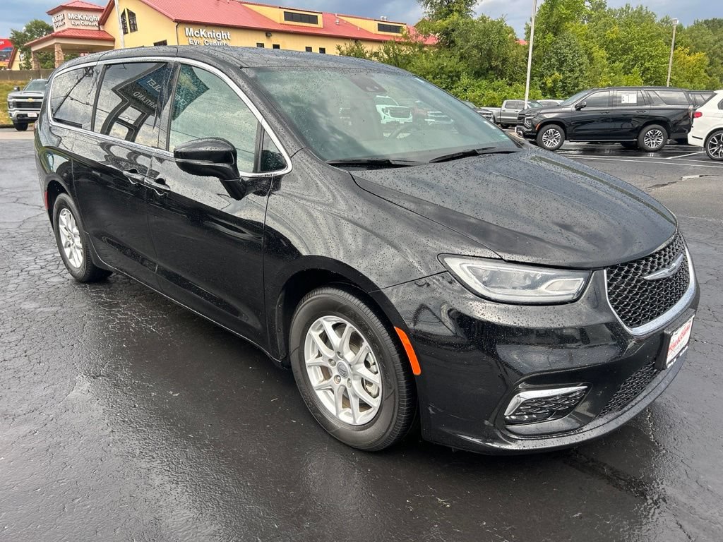 Used 2025 Chrysler Pacifica Select FWD image 3