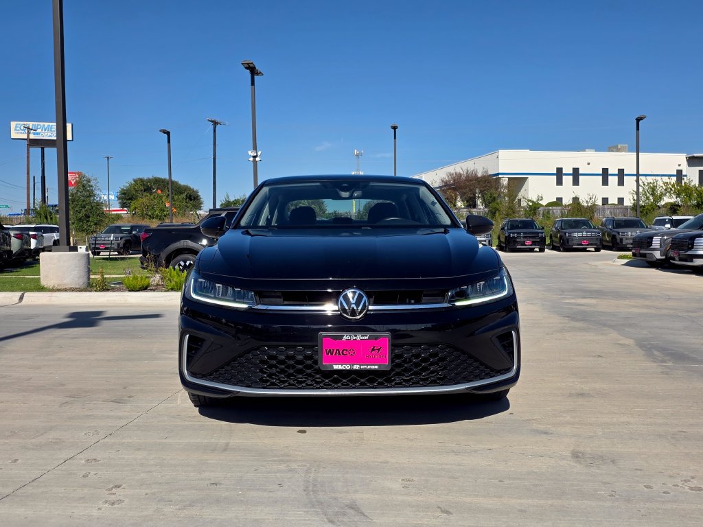 Used 2025 Volkswagen Jetta SE FWD image 2