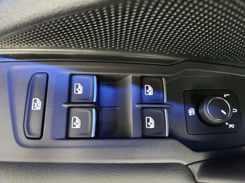 New 2025 Volkswagen Tiguan SE image 10