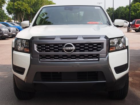 Used 2025 Nissan Frontier SV RWD image 2