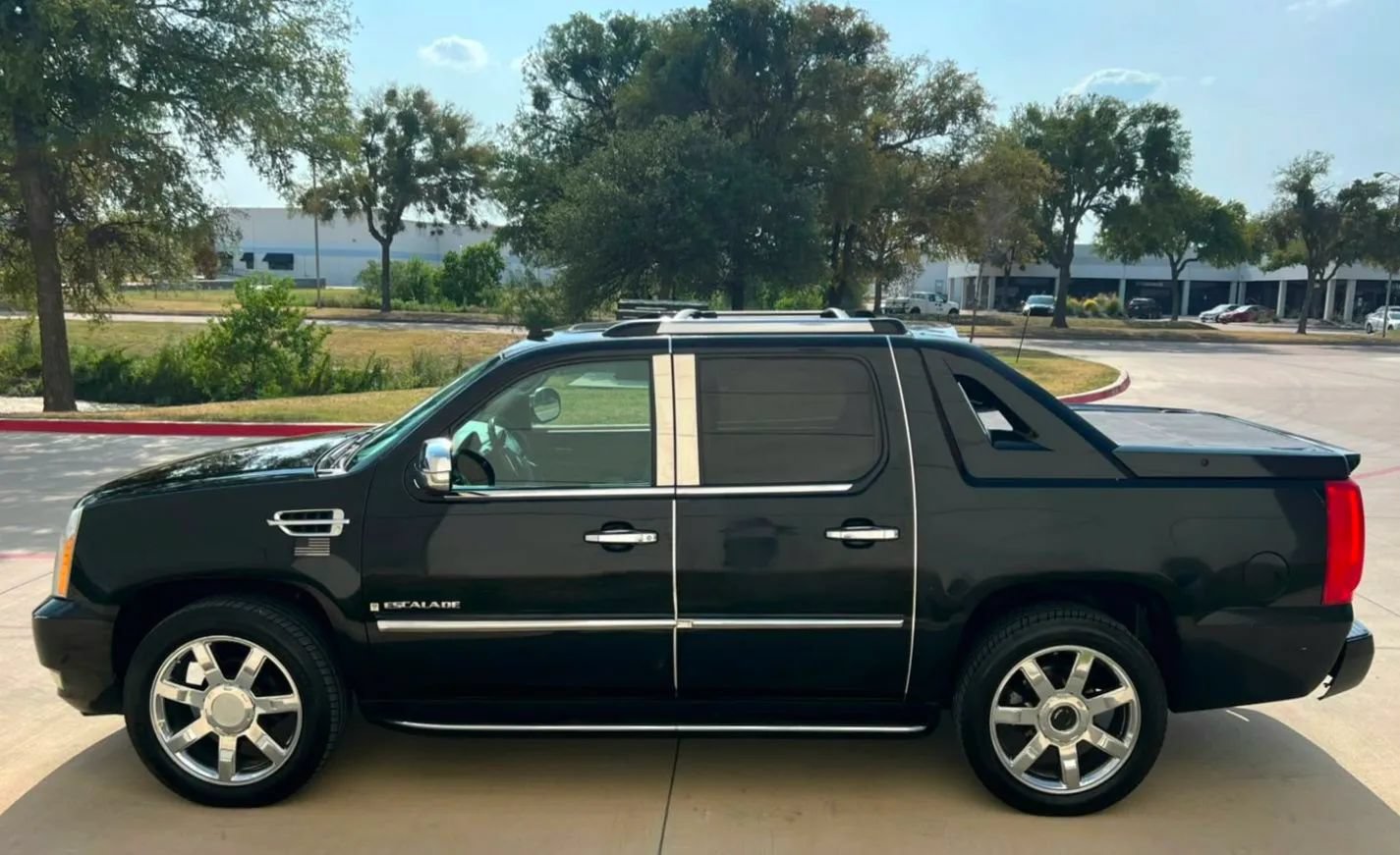 Used 2007 Cadillac Escalade EXT w/ Information Package AWD/4WD image 9