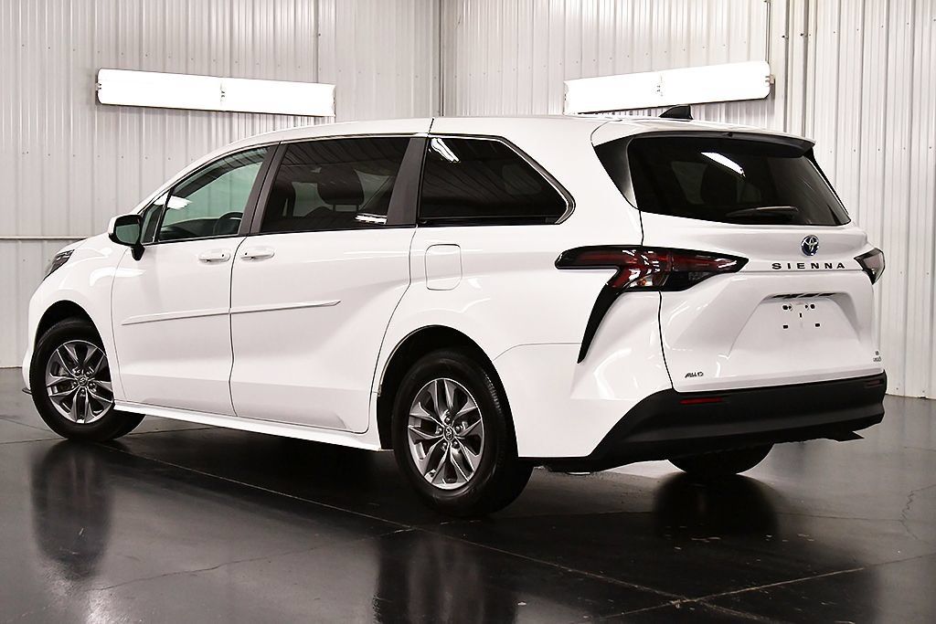 Used 2024 Toyota Sienna LE AWD/4WD image 5