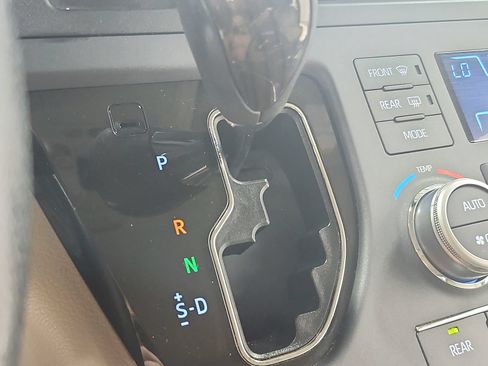 Used 2020 Toyota Sienna XLE Premium FWD image 28