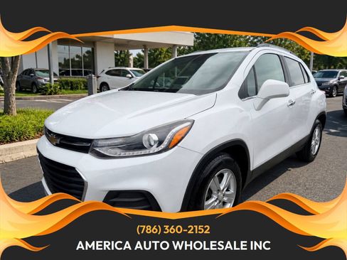 Used 2017 Chevrolet Trax LT w/ LT Convenience Package FWD image 1