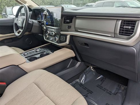 Used 2024 Ford Expedition XLT image 30