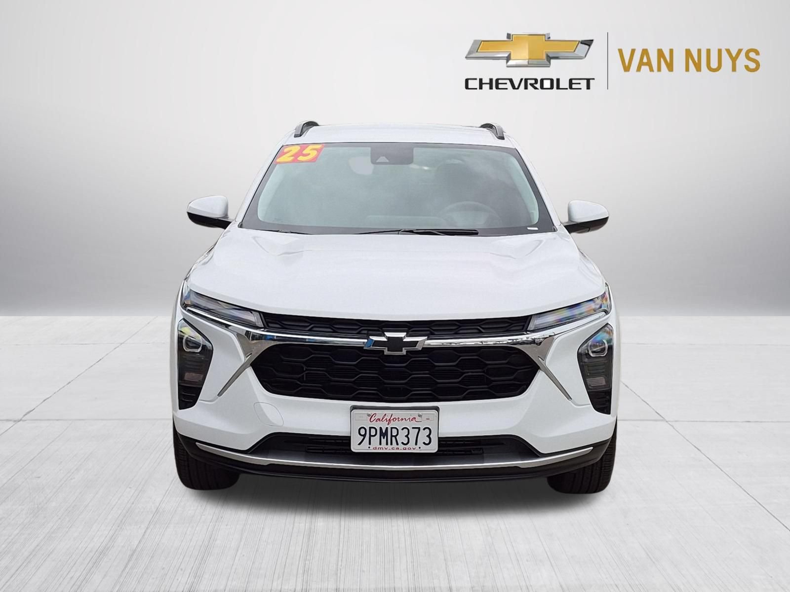 Used 2025 Chevrolet Trax LT w/ LPO, Blackout Package FWD image 2