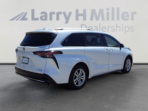 Used 2022 Toyota Sienna Platinum AWD/4WD image 5