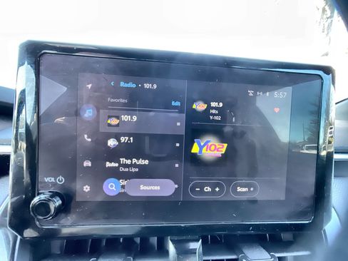 Used 2023 Toyota Corolla SE image 13