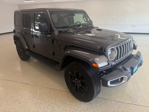 Used 2025 Jeep Wrangler Unlimited Sahara AWD/4WD image 4