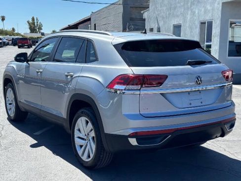 Used 2021 Volkswagen Atlas Cross Sport SE w/ Panoramic Sunroof Package FWD image 5