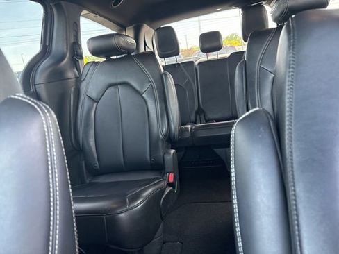 Used 2025 Chrysler Pacifica Select FWD image 10
