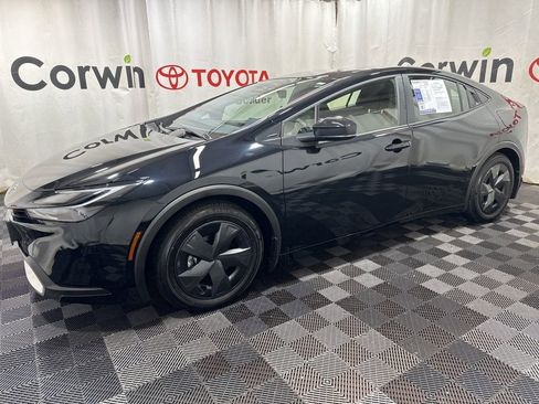 Used 2025 Toyota Prius Plug-In Hybrid image 4