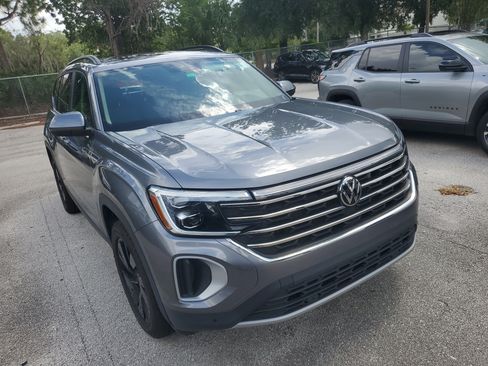 Used 2024 Volkswagen Atlas SE FWD image 2