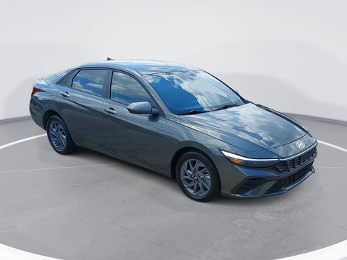 Certified 2025 Hyundai Elantra Hybrid FWD image 3