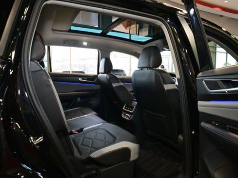 Used 2024 Volkswagen Atlas Peak Edition SE image 24