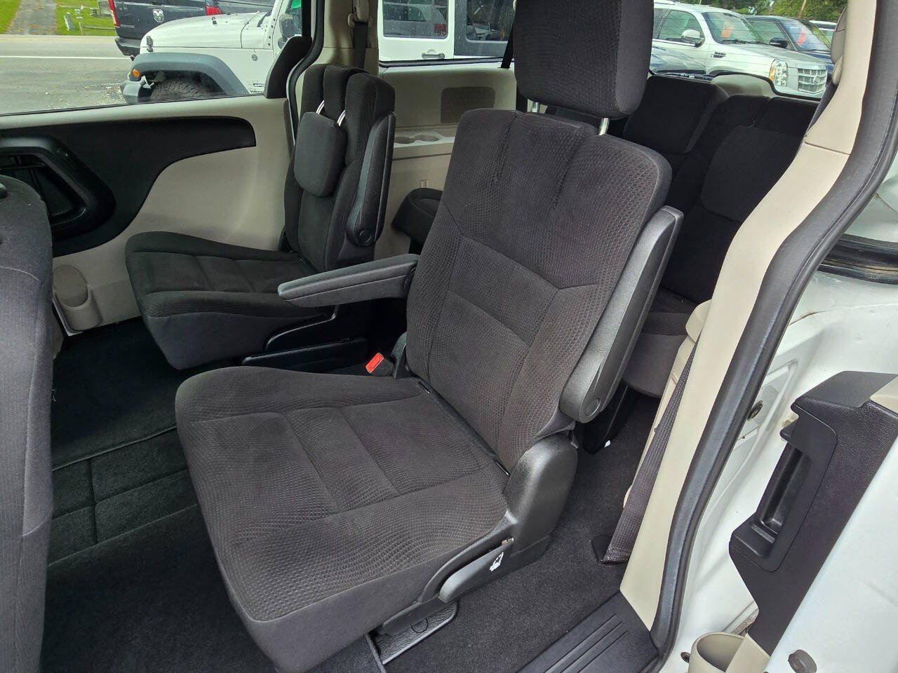 Used 2018 Dodge Grand Caravan SE w/ UConnect Hands-Free Group FWD image 19