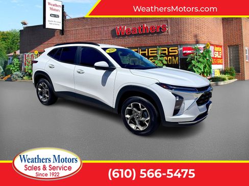 Used 2024 Chevrolet Trax LT w/ Driver Confidence Package FWD image 1