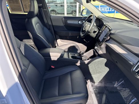 Used 2025 Volvo XC40 B5 Core image 34