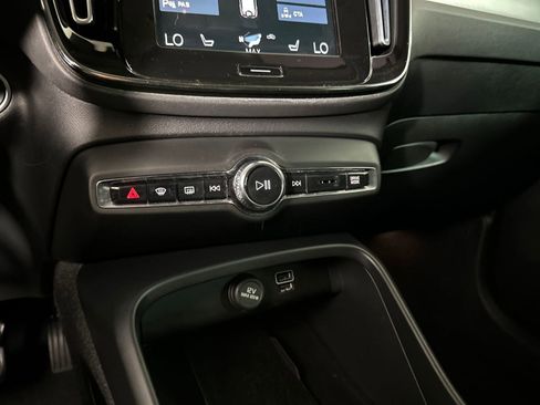 Certified 2022 Volvo XC40 T5 Momentum image 32