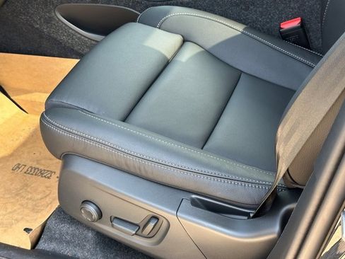 New 2025 Volvo XC40 B5 Ultra w/ Climate Package image 21