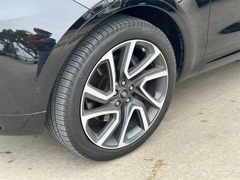 Used 2024 Land Rover Discovery Dynamic SE image 9