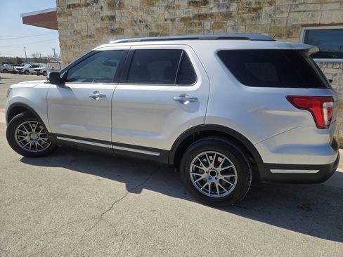 Used 2018 Ford Explorer Limited image 3