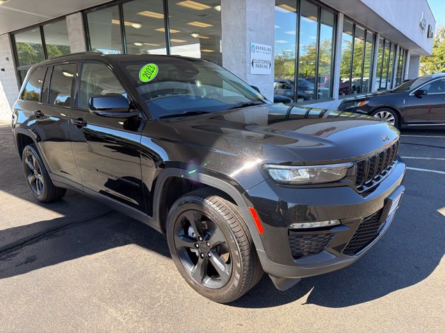 Used 2023 Jeep Grand Cherokee Limited w/ Black Appearance Package AWD/4WD image 3