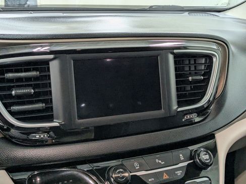 Used 2018 Chrysler Pacifica Touring-L FWD image 14
