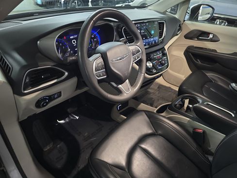 Used 2023 Chrysler Pacifica Touring-L FWD image 16