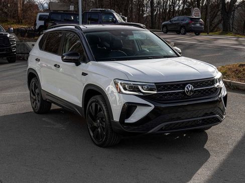 Used 2024 Volkswagen Taos SE image 3