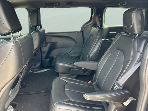 Used 2025 Chrysler Pacifica Select FWD image 10