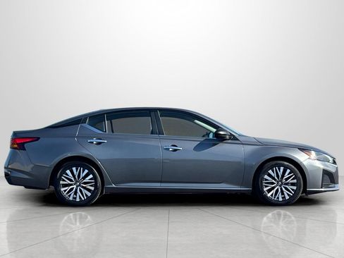 Used 2024 Nissan Altima 2.5 SV image 4