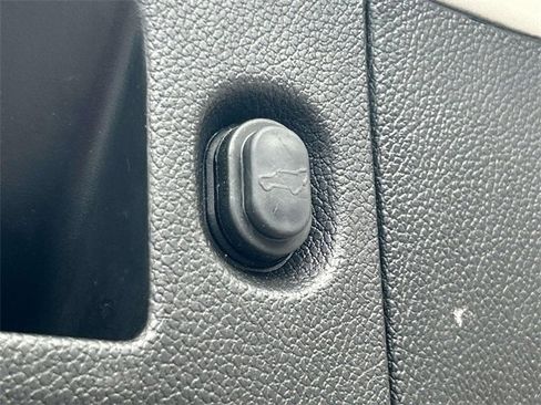 Used 2019 Chevrolet Suburban LT image 13