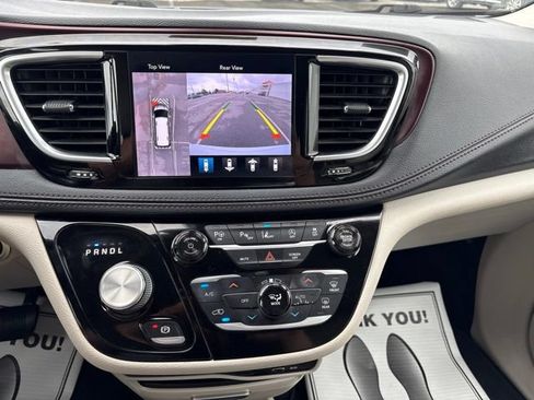 Used 2018 Chrysler Pacifica Limited w/ Tire & Wheel Group FWD image 17