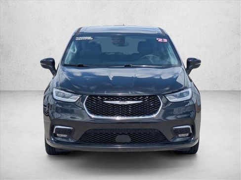Used 2023 Chrysler Pacifica Touring-L FWD image 2