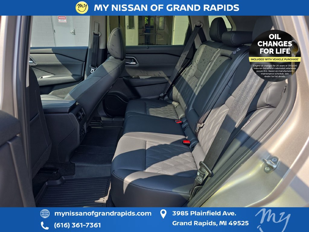 Used 2024 Nissan Rogue Platinum w/ Platinum Premium Package AWD/4WD image 28