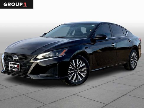 Used 2023 Nissan Altima 2.5 SV image 1