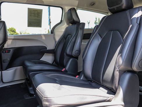 Used 2024 Chrysler Pacifica Limited FWD image 19
