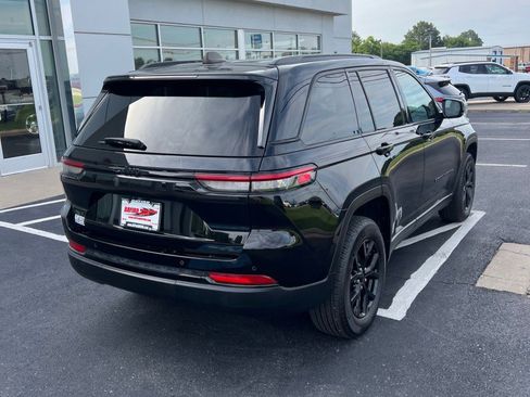 Used 2024 Jeep Grand Cherokee Altitude AWD/4WD image 9