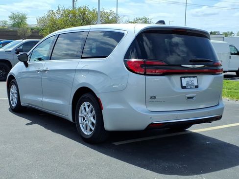 Used 2024 Chrysler Pacifica Touring-L FWD image 5